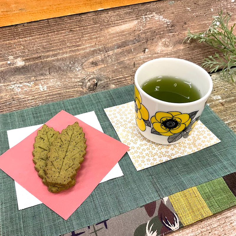 Shizuoka deep steamed green tea "Yasuragi" 80g, Totsuka brand confectionery "Chacha Cookie" 20 pieces &amp; "Chacha Duck Brewers" 6 piece set 